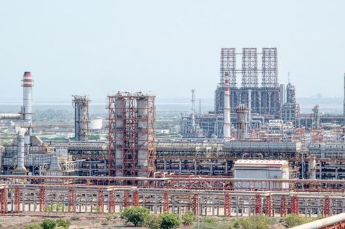 Các nhà máy lọc dầu châu Á cân nhắc cắt giảm sản lượng chế biến