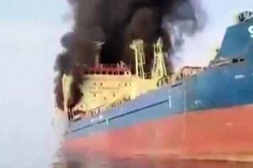 10 tàu chở dầu trúng tên lửa ở eo biển Hormuz