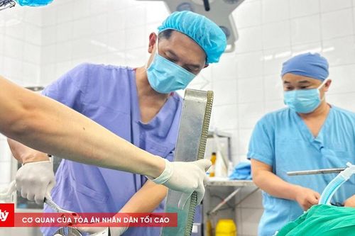 Bị cuốn tay vào máy xay thịt khi nấu ăn, người phụ nữ phải cắt cụt tay