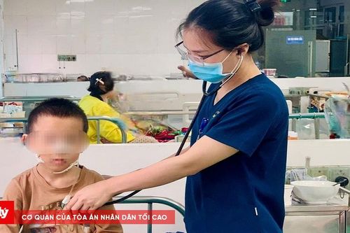 Bé trai 8 tuổi bị ngộ độc do uống nhầm bột thông cống