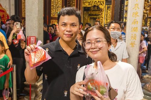 Người dân hào hứng đi chùa 'vay tiền' để cầu may
