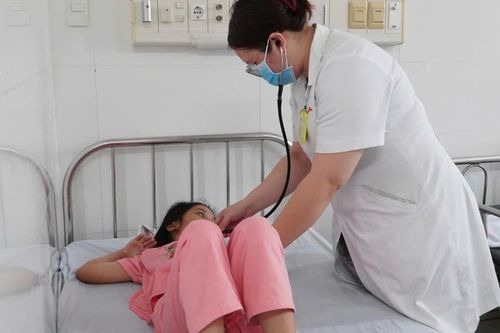 Bộ Y tế yêu cầu điều tra, làm rõ vụ nghi ngộ độc thực phẩm do ăn bánh mì ở TPHCM