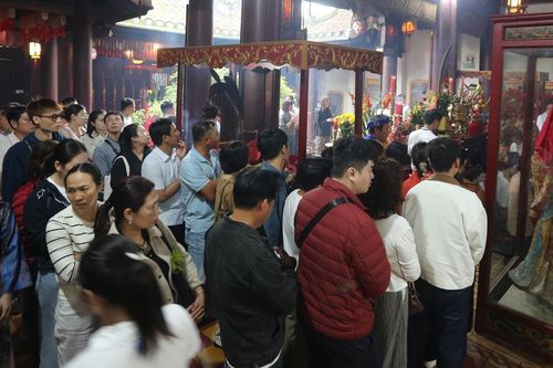 Du khách xếp hàng dài xin lộc, sờ tượng ngựa dịp tết Nguyên tiêu ở Hội An
