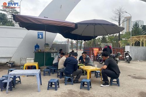 Hà Nội: Công viên Cầu Giấy bị 'bủa vây' bởi hàng quán, bãi trông giữ xe, lợi ích công bị xâm phạm