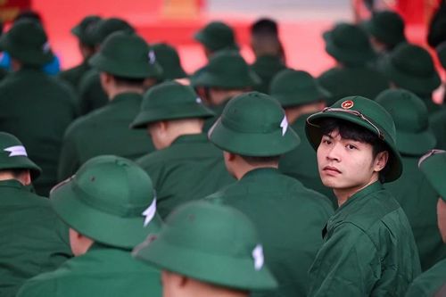 Tân binh Thủ đô bịn rịn chia tay người thân trong Ngày hội tòng quân 2026