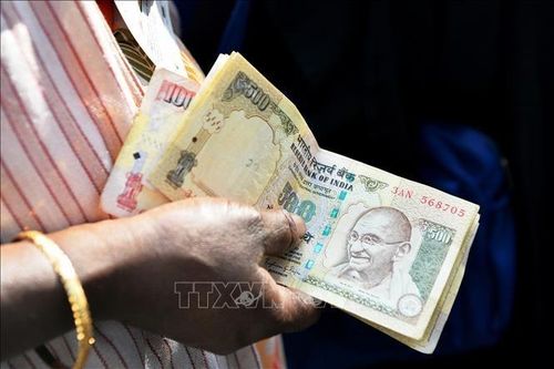 Đồng rupee của Ấn Độ chạm mức thấp kỷ lục do lo ngại giá dầu leo thang