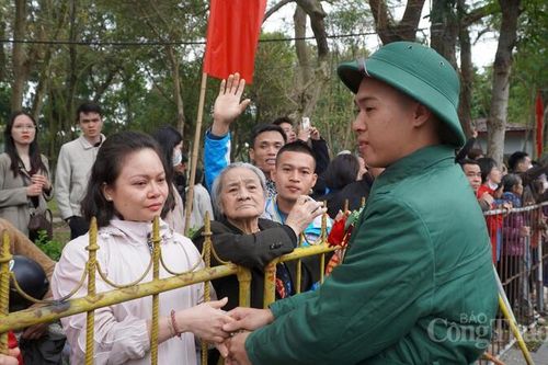 Chùm ảnh: Khoảnh khắc xúc động, tự hào trước giờ nhập ngũ