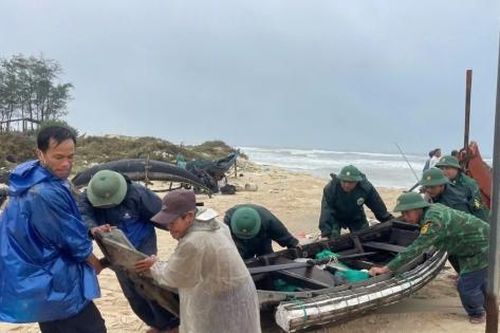 Quảng Trị: Triều cường dâng cao gây sạt lở bờ biển