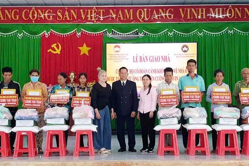 Bàn giao 72 căn nhà đại đoàn kết tại phường Chi Lăng và xã An Cư