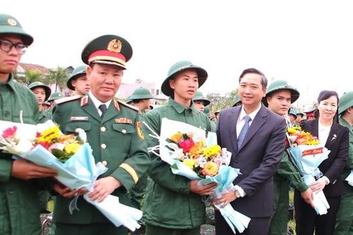Chủ tịch HĐND tỉnh Nguyễn Việt Oanh dự lễ giao, nhận quân tại điểm giao quân số 3