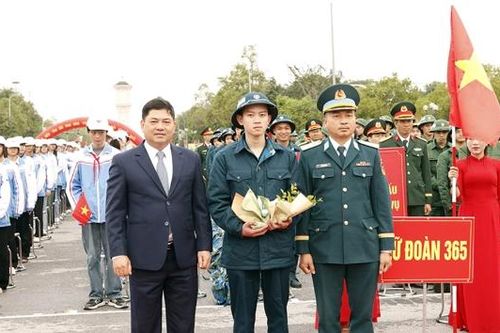Bí thư Tỉnh ủy Nguyễn Hồng Thái dự lễ giao, nhận quân tại điểm giao quân số 10