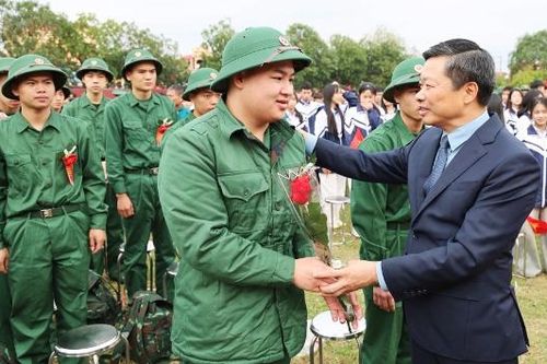Phó Chủ tịch UBND tỉnh Đào Quang Khải gặp gỡ, động viên tân binh tại điểm giao quân số 6