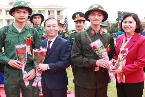Đồng chí Trần Thị Hằng, Phó Chủ tịch Thường trực HĐND tỉnh Bắc Ninh dự lễ giao, nhận quân tại phường Việt Yên