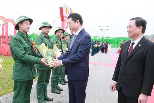 Đồng chí Trần Huy Phương, Phó Bí thư Tỉnh ủy dự Lễ giao, nhận quân tại điểm số 8