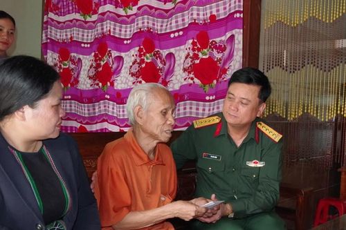 Lãnh đạo Bộ Chỉ huy Quân sự thành phố Đà Nẵng tặng quà gia đình chính sách