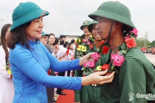 Phó Bí thư Tỉnh ủy Huỳnh Thị Hằng dự Lễ giao, nhận quân tại Ban Chỉ huy Phòng thủ khu vực 3 - Đồng Xoài