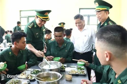 Kiểm tra, động viên tân binh trong bữa cơm quân ngũ đầu tiên