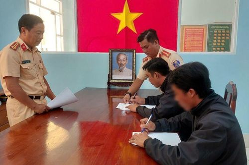 Xử phạt hành chính 2 thanh niên độ chế động cơ đặt trên vỏ lãi
