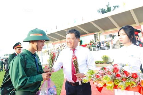 Chủ tịch UBND tỉnh Khánh Hòa Trần Phong dự lễ giao nhận quân tại điểm giao nhận quân số 4