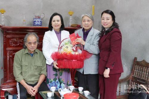 Đồng chí Phó Bí thư Thường trực Tỉnh ủy thăm, tặng quà cựu giáo chức hoàn cảnh khó khăn ở xã Chi Lăng