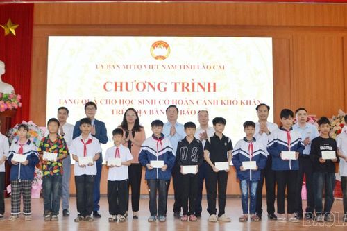 Ủy ban MTTQ Việt Nam tỉnh tặng 89 suất quà cho học sinh xã Bảo Thắng, Bảo Hà, Bảo Yên