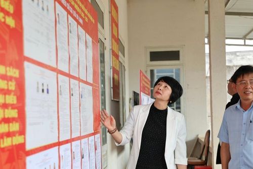 Phó Bí thư Tỉnh ủy Lâm Đồng Phạm Thị Phúc kiểm tra công tác bầu cử tại xã Di Linh
