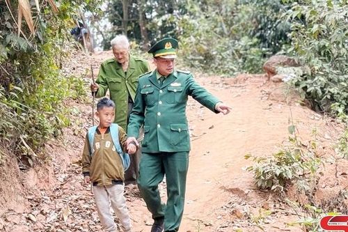 Người 'cha nuôi' dưới chân núi Pha Luông