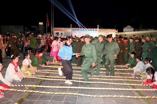 Giao lưu văn nghệ đốt lửa trại truyền thống tiễn thanh niên lên đường nhập ngũ