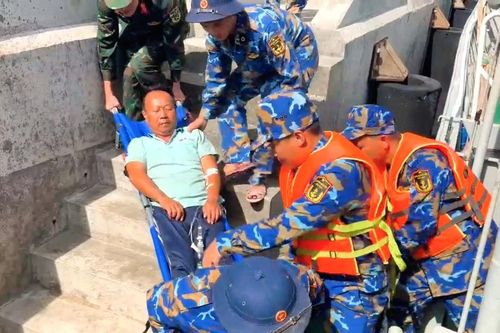 Hải đoàn 129 Hải quân hỗ trợ vận chuyển ngư dân gặp nạn trên biển