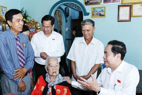 Chủ tịch Quốc hội Trần Thanh Mẫn dâng hương tại Khu tưởng niệm liệt sĩ Ngã Ba Giồng, Thành phố Hồ Chí Minh