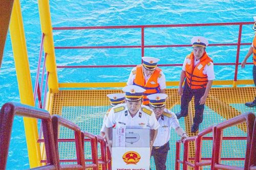 Vùng 2 Hải quân: Hành trình đưa lá phiếu đến các Nhà giàn DK1 và ngư dân trên biển