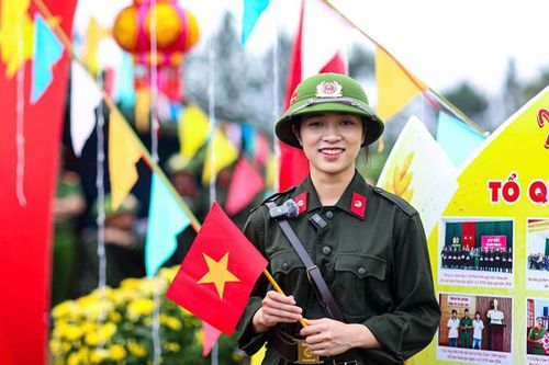 Cô giáo người Mường lên đường thực hiện nghĩa vụ tham gia Công an nhân dân
