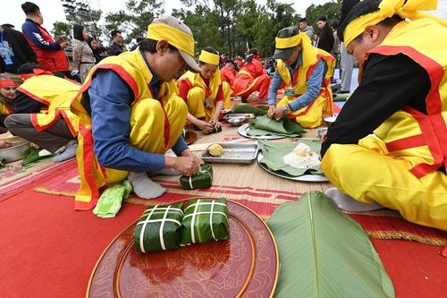 Hội thi Bánh chưng, Bánh giầy ở Côn Sơn, Hải Phòng hút khách du lịch