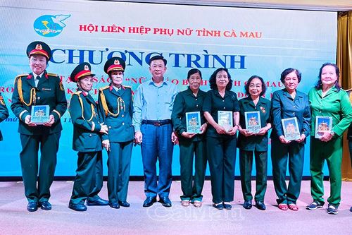Trao tặng sách 'Nữ pháo binh' và khơi dậy truyền thống hào hùng của phụ nữ Cà Mau