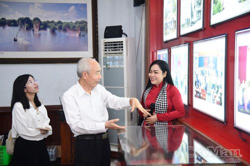 Nguyên Chủ tịch Ủy ban Trung ương MTTQ Việt Nam Huỳnh Đảm tham quan Bảo tàng Lịch sử Đảng bộ tỉnh Cà Mau