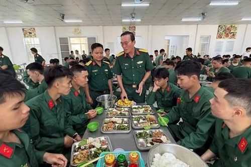 Bữa cơm đầu tiên của các tân binh tại đơn vị đóng quân