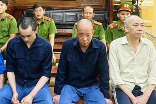 Cựu Chi cục trưởng An toàn vệ sinh thực phẩm và cấp dưới tiếp tay cho buôn lậu sữa như thế nào?