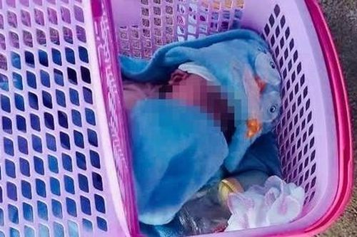 Phát hiện bé trai sơ sinh bị bỏ rơi kèm thư tay của mẹ 'là học sinh cấp 3'