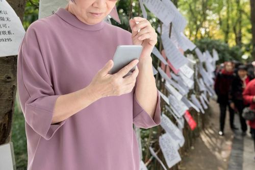 Phụ huynh Trung Quốc hẹn hò qua app thay con cái, biến tình yêu thành giao dịch