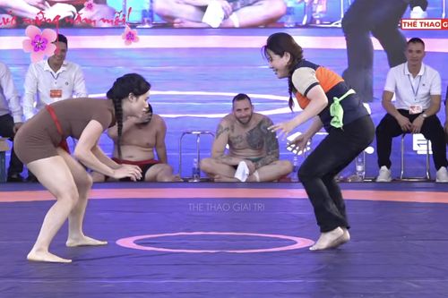 Nữ đô vật bị quấy rối sau trận đấu tại hội vật làng Quậy