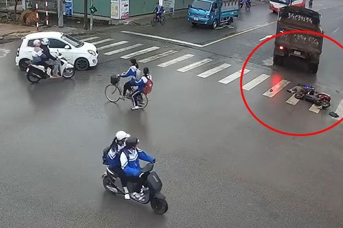 Xe tải tông xe máy điện, hai bà cháu thương vong
