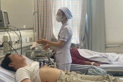 Nhiều người nhập viện nghi ngộ độc bánh mì: Bộ Y tế yêu cầu điều tra, xử lý