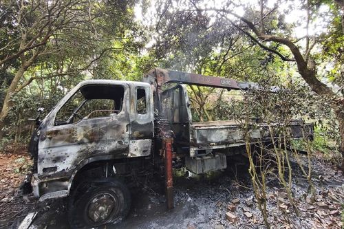 Xe tải cẩu vướng dây điện rồi bốc cháy, tài xế tử vong