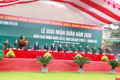 Chủ tịch UBND TP Hà Nội động viên tân binh tại Ban Chỉ huy Phòng thủ khu vực 5