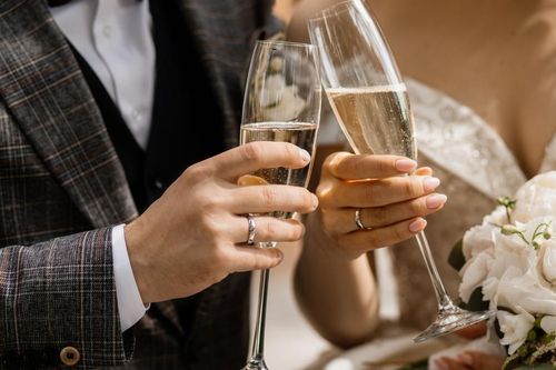 Người yêu cũ không mời mà đến, nói một câu khiến đám cưới náo loạn