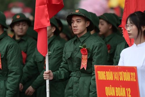 Hơn 6.000 thanh niên Ninh Bình hăng hái lên đường nhập ngũ