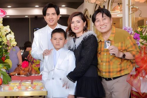 Đan Trường sang Mỹ ủng hộ việc kinh doanh của vợ cũ, khẳng định mối quan hệ thân thiết sau ly hôn