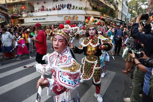 Hàng ngàn người tập trung ở Chợ Lớn xem lễ diễu hành Tết Nguyên tiêu