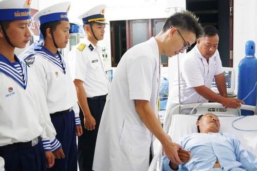 Quân y Trường Sa cứu ngư dân bị đột quỵ não trên biển