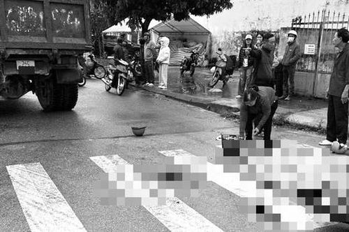 Va chạm với ô tô tải, cháu tử vong, bà bị thương
